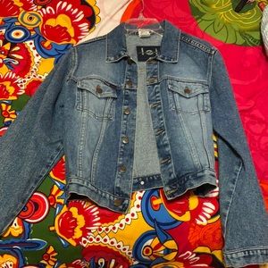 blue jean jacket . very comfy and fitting 😍😍